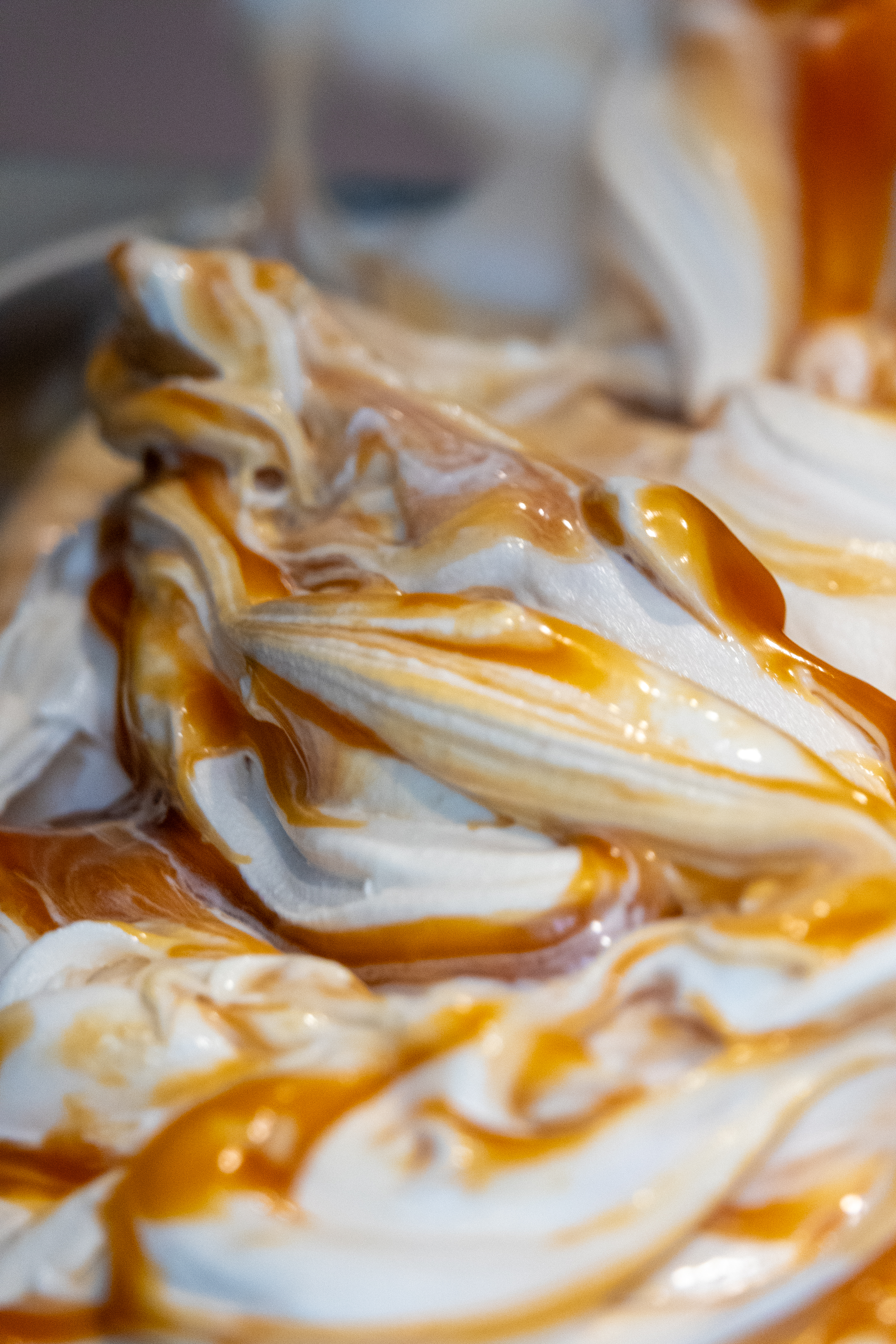 Lækker gelato i vaffel med pynt